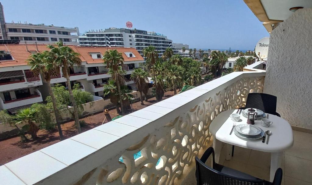 Lovely apartment with sea view and free WIFI, center of Las Americas Playa Honda