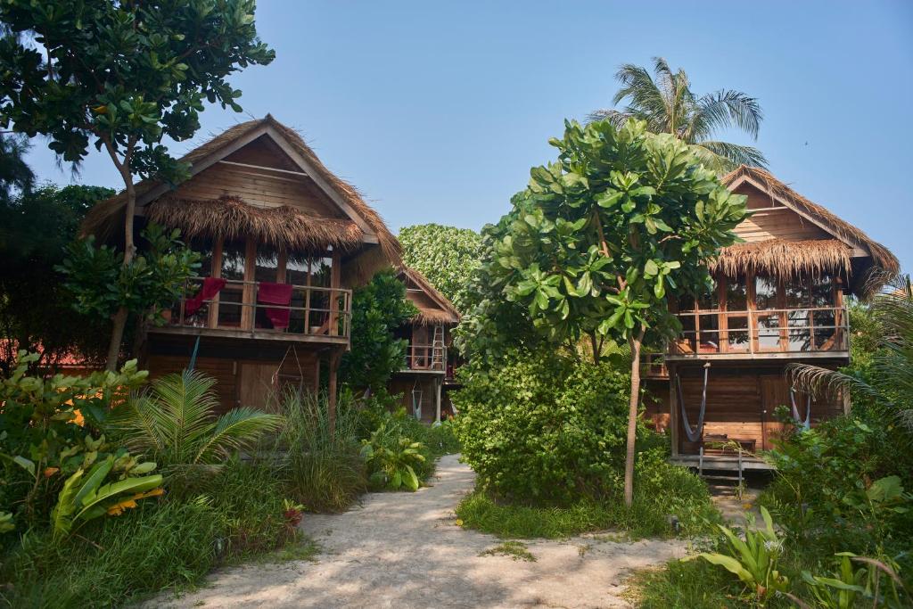 eine Reihe von Häusern mit Strohdächern in der Unterkunft Castaway Resort Koh Lipe in Ko Lipe