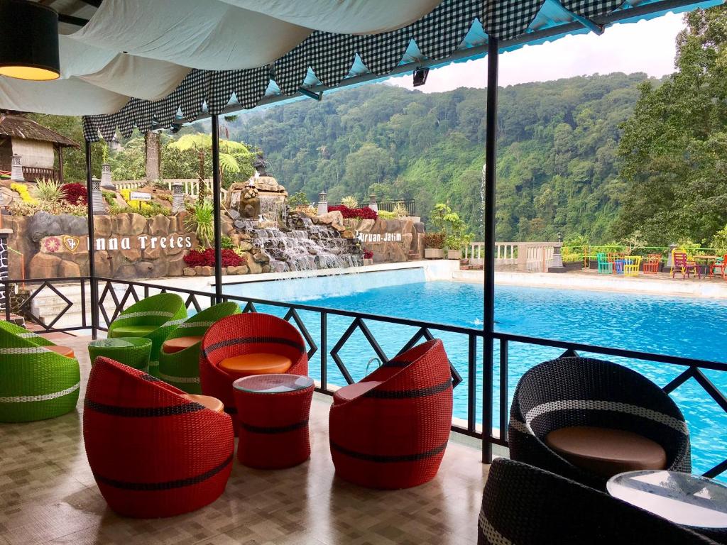 Bazén v ubytování Inna Tretes Hotel & Resort nebo v jeho okolí