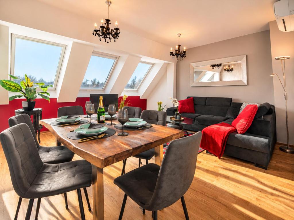 Two Bedroom Rooftop Apartment for 6 near City Center & Metro U2