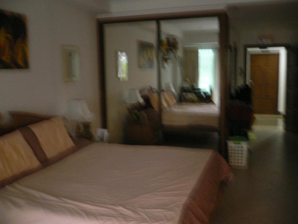 Säng eller sängar i ett rum på View Talay resort 5C 115 minimum stay 29 nights