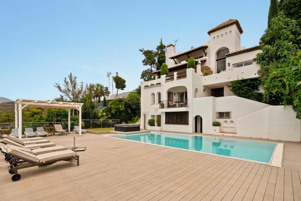 Mediterranean Villa on Aloha Golf with Pool RDR584