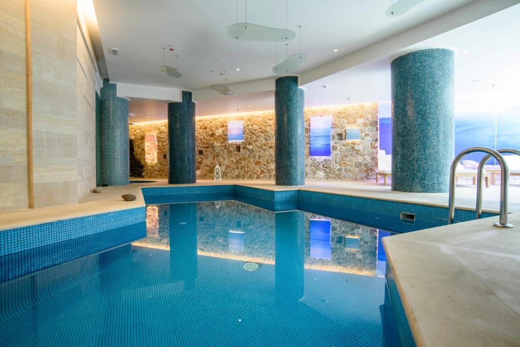 Bazén v ubytování La Mer Deluxe Hotel & Spa nebo v jeho okolí