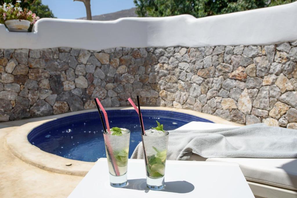 Bazén v ubytování La Mer Deluxe Hotel & Spa nebo v jeho okolí