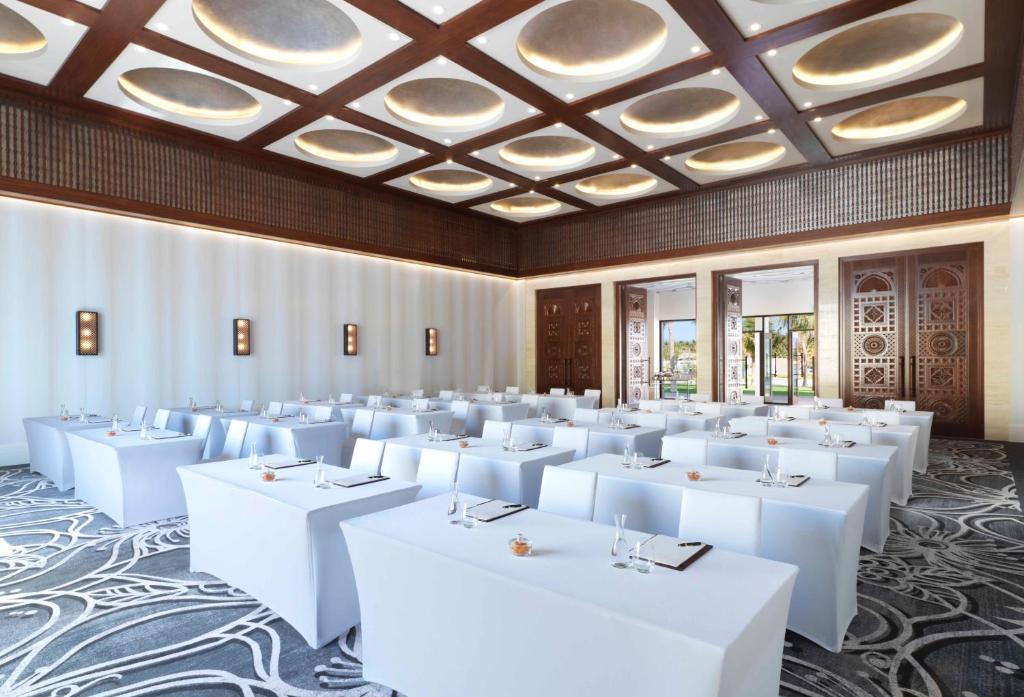 Restaurace v ubytování Al Baleed Resort Salalah by Anantara
