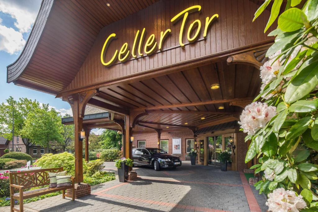 ツェレにあるHotel Celler Torの外に車を停めた建物