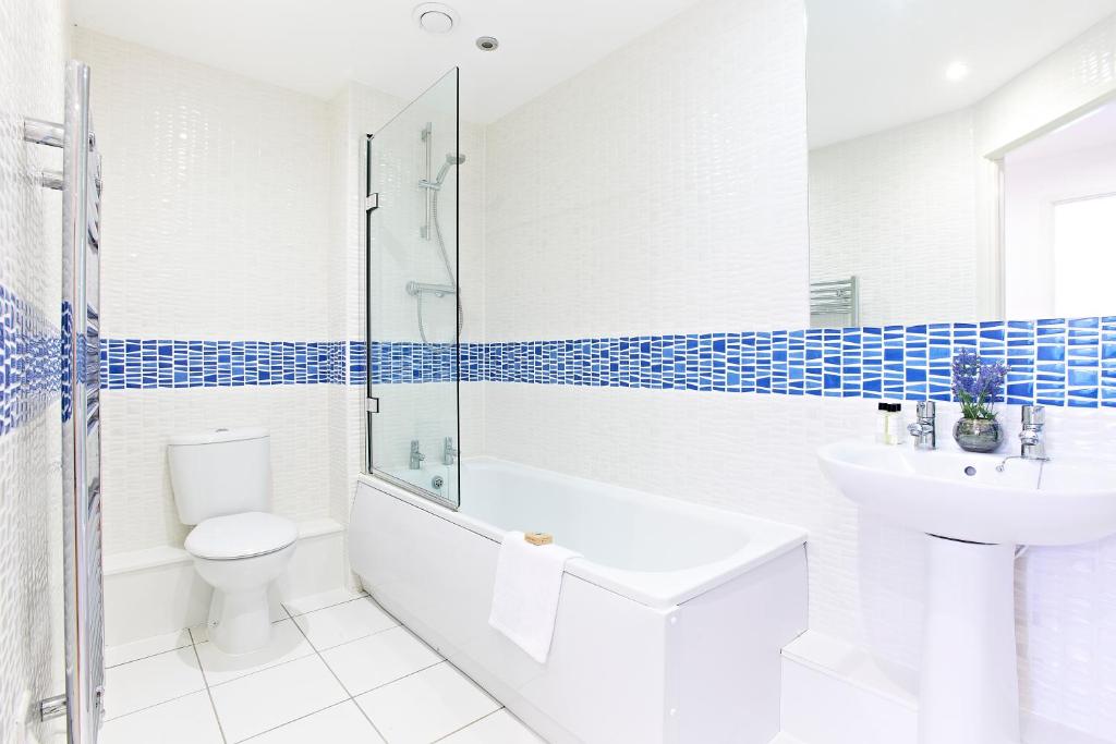 博勒姆伍德的住宿－博勒姆伍德- 豪華2臥2衛公寓，白色的浴室设有水槽和卫生间。