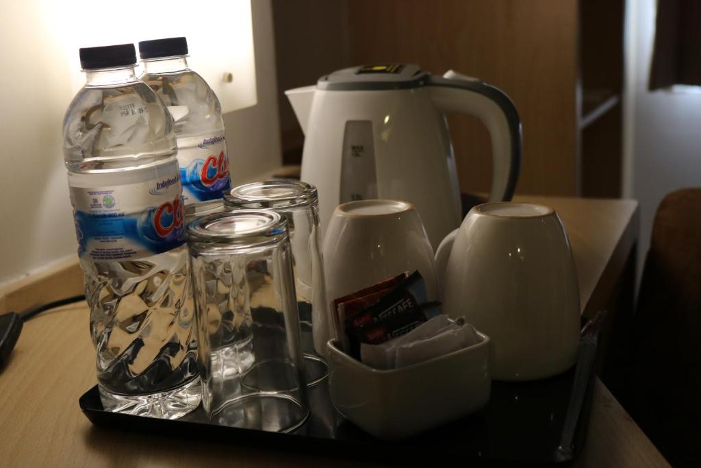 Příslušenství pro přípravu čaje a kávy v ubytování Bekizaar Hotel Surabaya