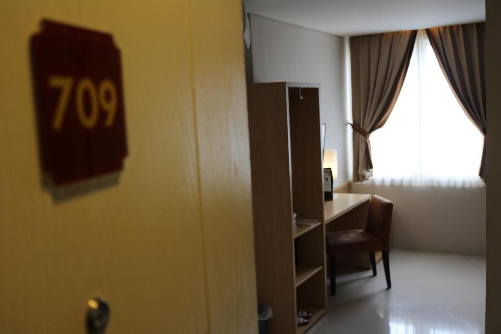 Postel nebo postele na pokoji v ubytování Bekizaar Hotel Surabaya