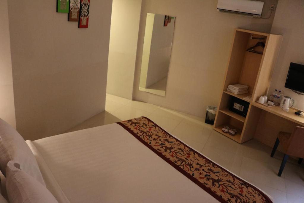 Postel nebo postele na pokoji v ubytování Bekizaar Hotel Surabaya