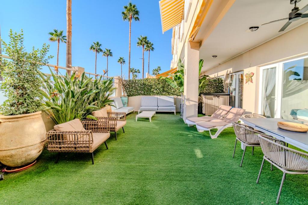 Apartamentos LOLA y MANUELA en primera línea playa Carihuela con excelente Terraza-jardin de 80 m2 frente al Mar con aparcamiento privado Ideal para descansar oyendo las olas del Mar