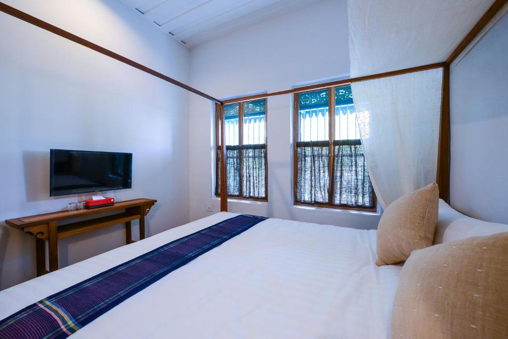 Neighbor Phuthon - 12