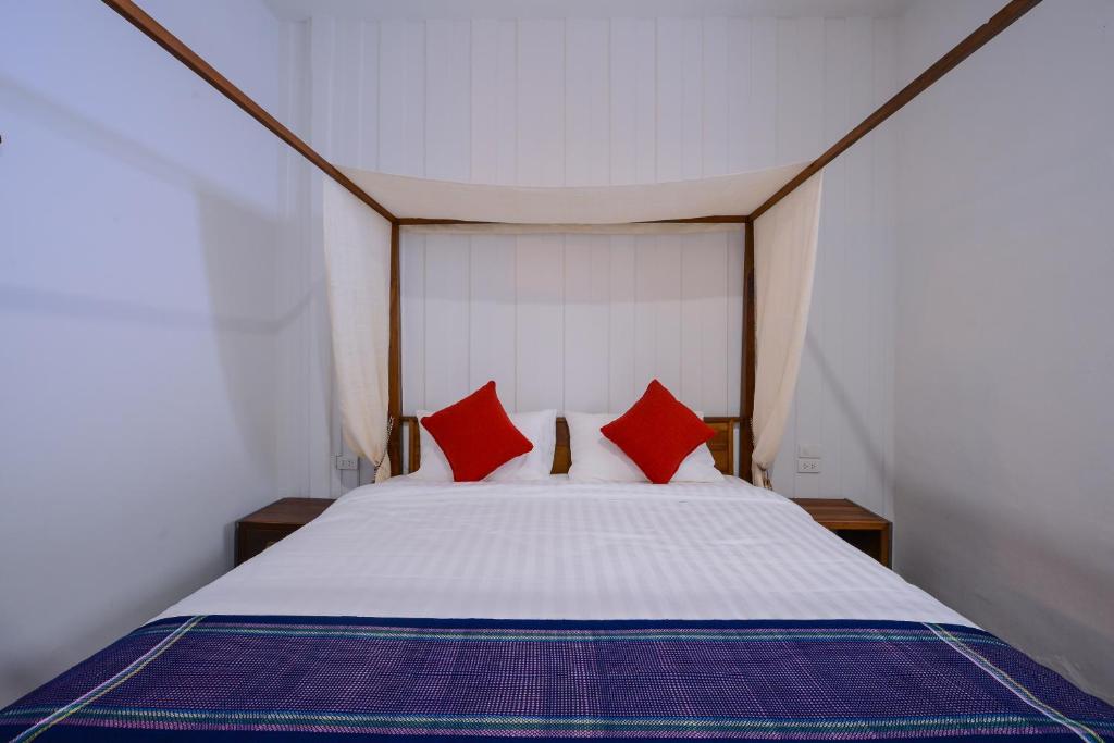 Neighbor Phuthon - 17