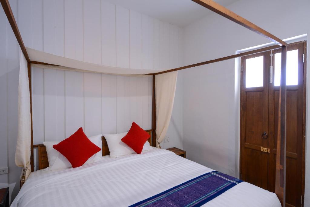 Neighbor Phuthon - 18