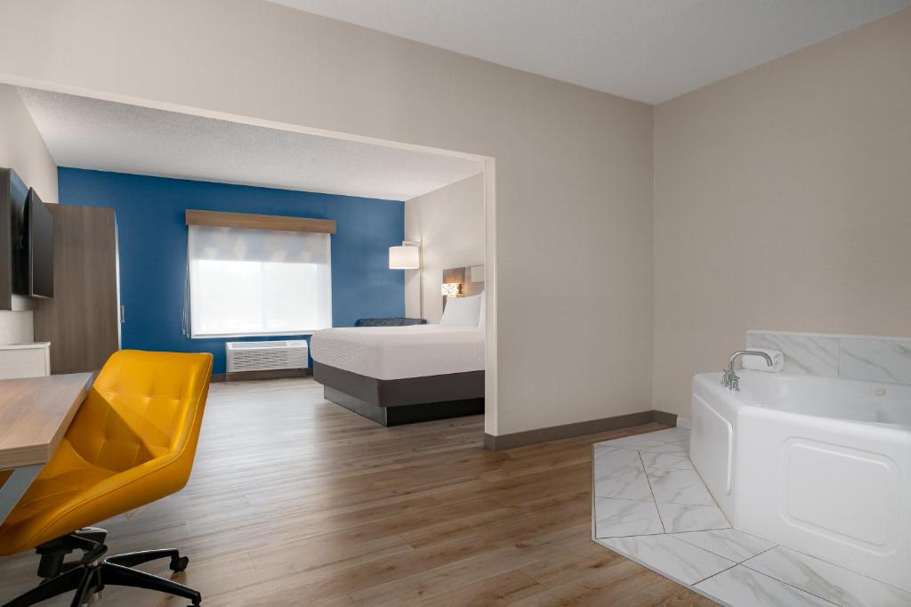 Comfort Suites - 
