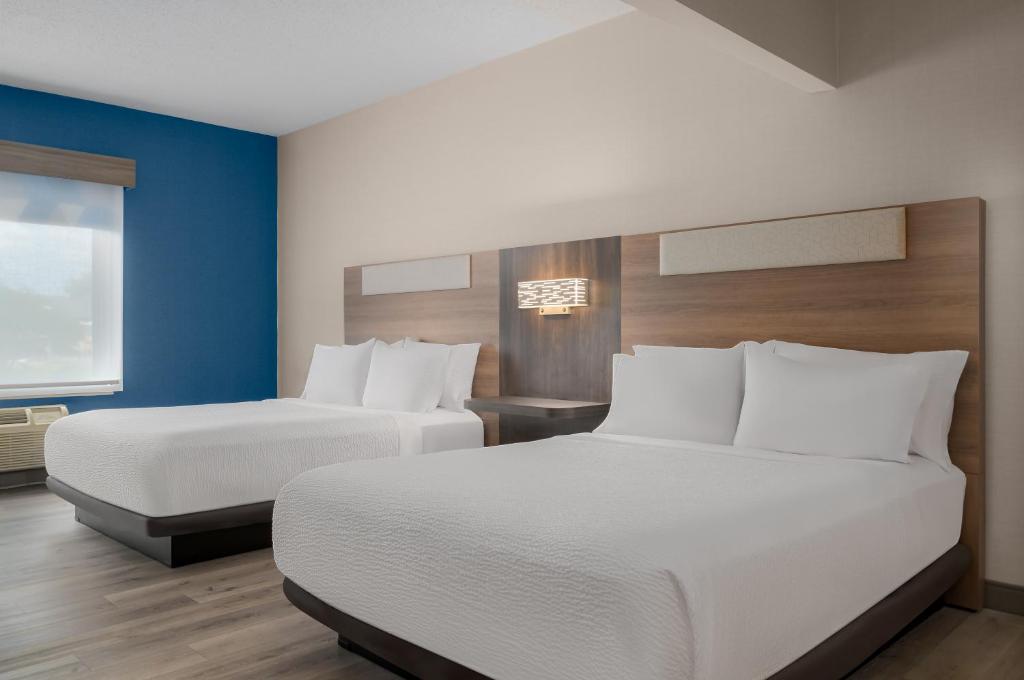 Comfort Suites - 