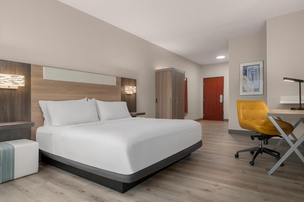 Comfort Suites - 