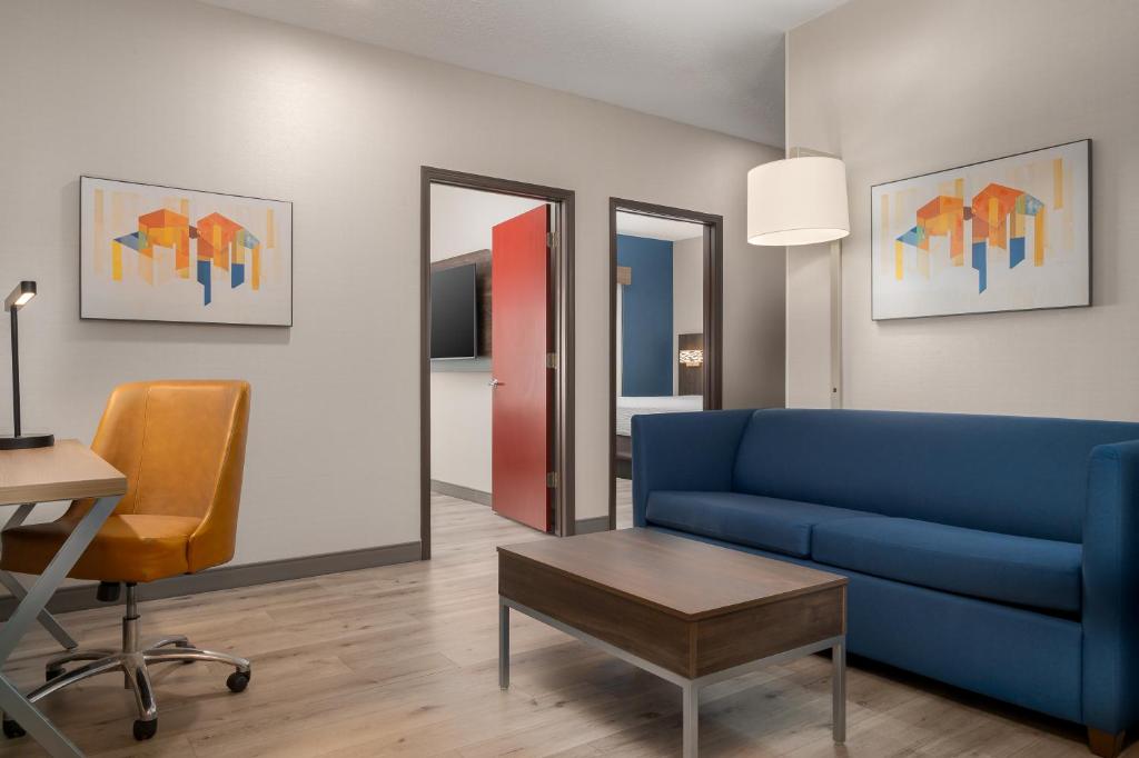 Comfort Suites - 
