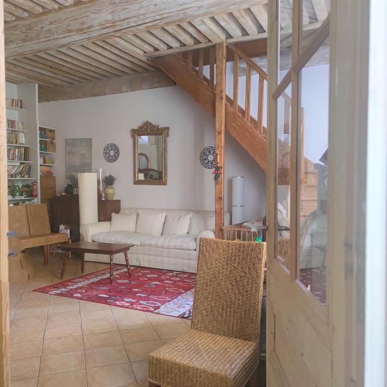 Grand appartement t3 sur cour, centre historique