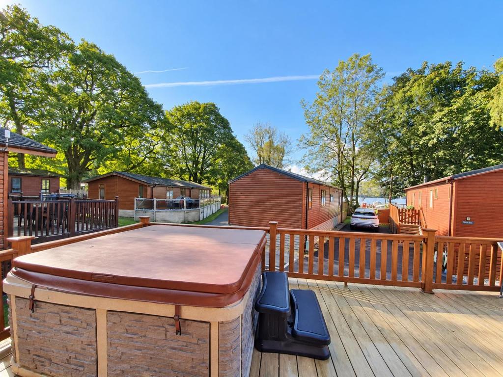 Jaw-Dropping Lodge with Hot Tub on Lake Windermere - Housity