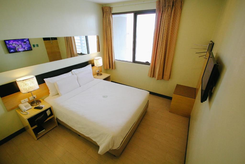 Postel nebo postele na pokoji v ubytování Go Hotels Iloilo