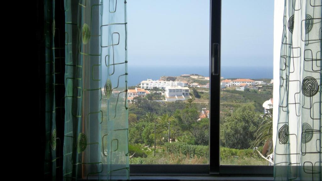 アルジェズールにあるSUN & SURFの市街の景色を望む窓