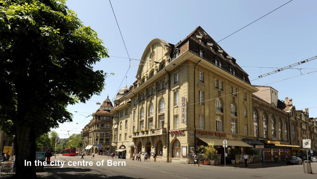 un bâtiment dans le centre-ville de bern dans l'établissement Hotel National Bern, à Berne