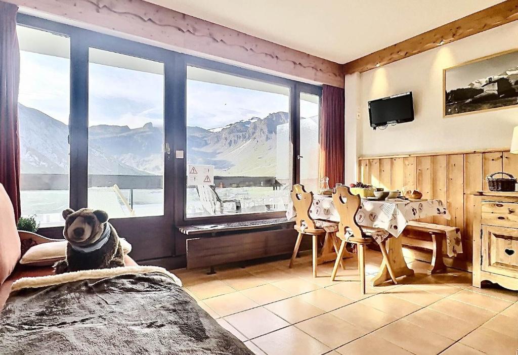 Résidence Le Bec Rouge - joli studio 4 personnes à Tignes ski aux pieds et proche des commerces dans le quartier du Lac. Situé au 6ème étage d'une grande MAE-2125