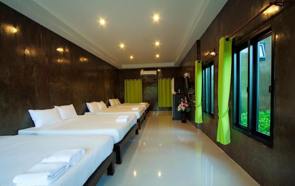 Postel nebo postele na pokoji v ubytování Pranburi Cabana Resort
