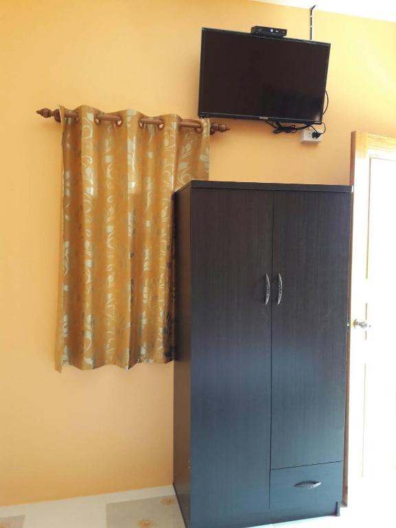 TV a/nebo společenská místnost v ubytování Chanakarn Guesthouse Sangkhla Buri
