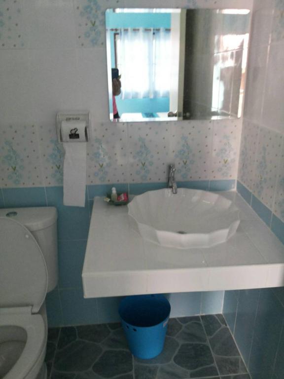 Koupelna v ubytování Chanakarn Guesthouse Sangkhla Buri