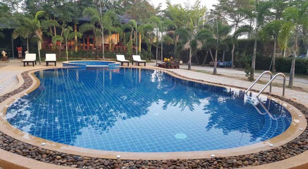 Bazén v ubytování Pranburi Cabana Resort nebo v jeho okolí