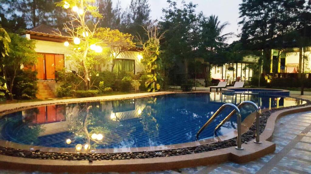 Bazén v ubytování Pranburi Cabana Resort nebo v jeho okolí