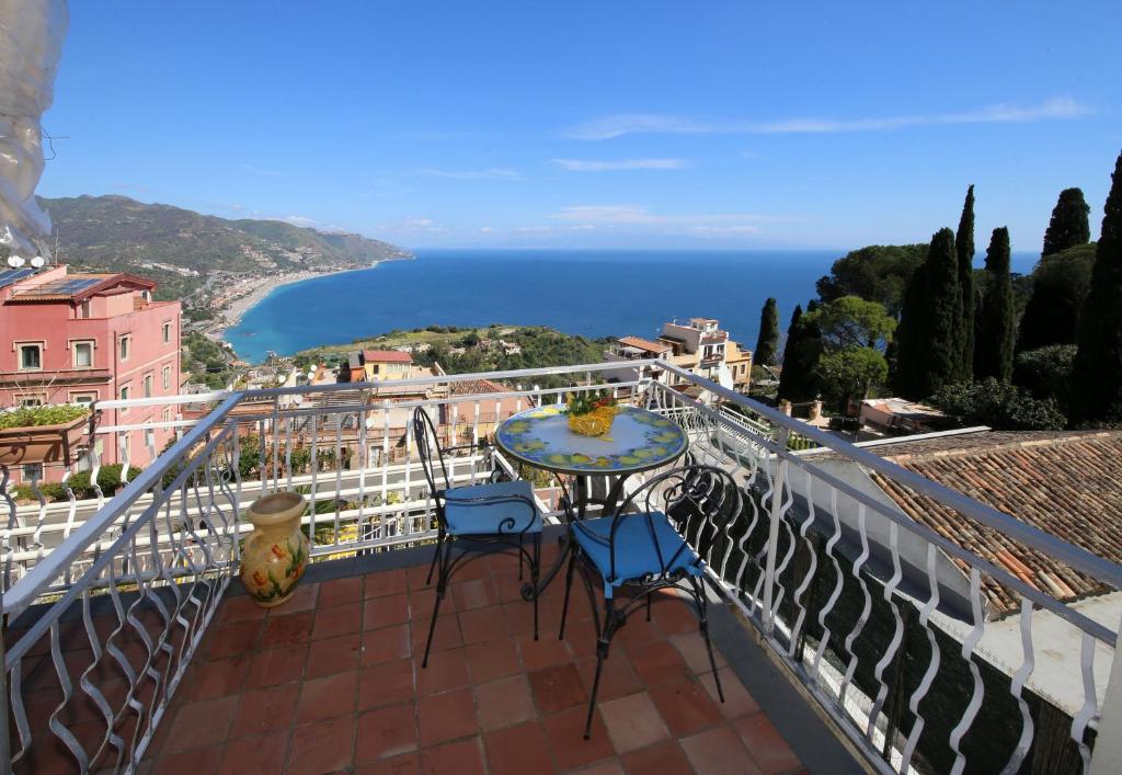 Vista sulla piscina di Taormina Wonderful View o su una piscina nei dintorni