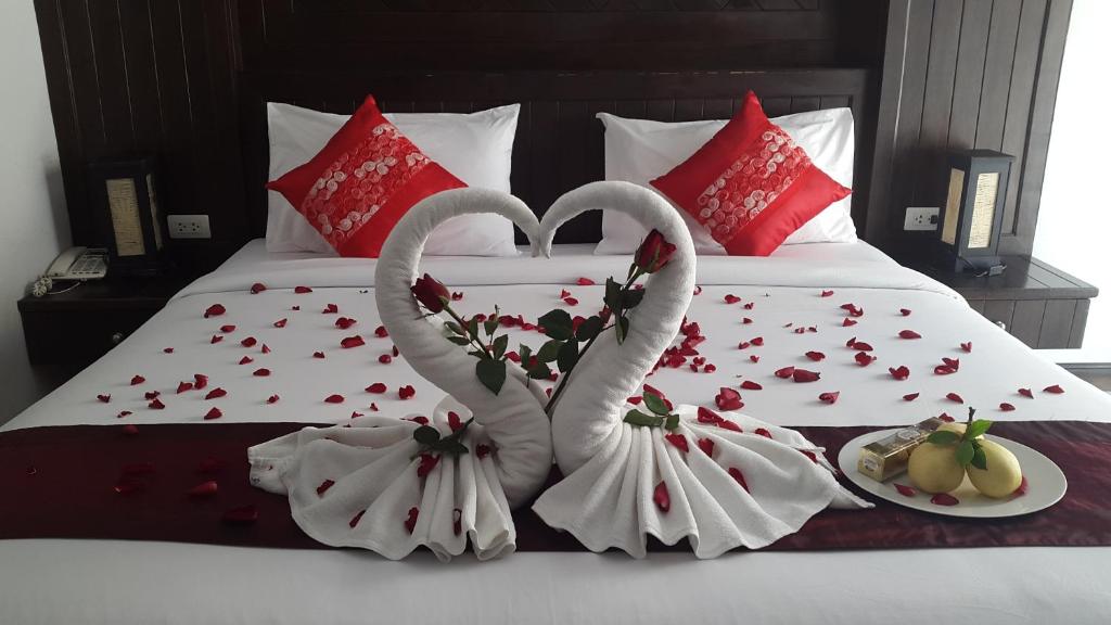 zwei Schwäne, die wie Herzen auf einem Bett aussehen in der Unterkunft Patong Princess Hotel in Patong Beach