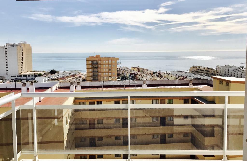 vistas al océano desde el balcón de un edificio en Apartamentos Boutique Colomeras, en Oropesa del Mar