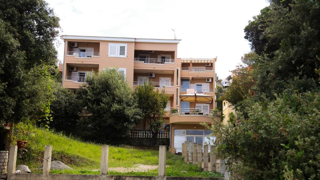 un edificio de apartamentos con una valla delante en Apartments Misko, en Utjeha