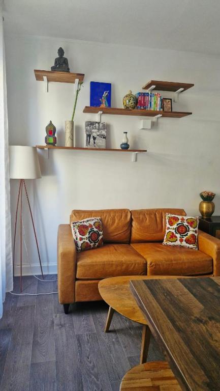 Apartment in Buttes-Chaumont with courtyard