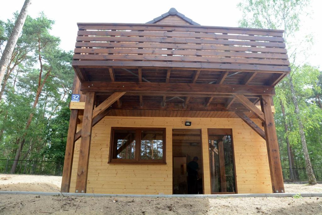 ein kleines Gebäude mit einem Holzdach in der Unterkunft OTW Płotki in Piła