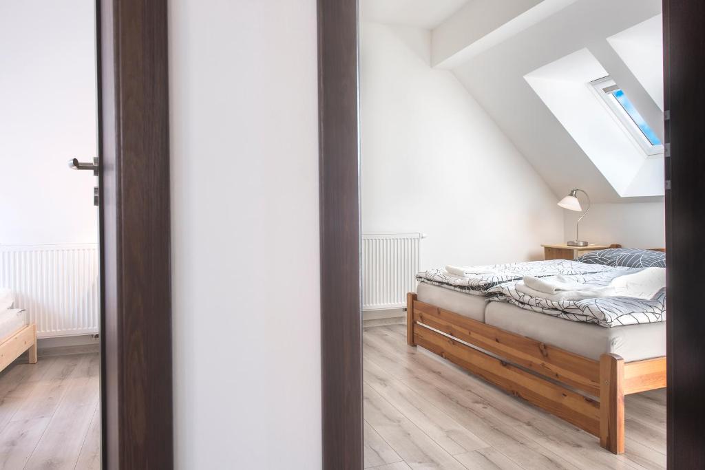 Postel nebo postele na pokoji v ubytování Garden apartments
