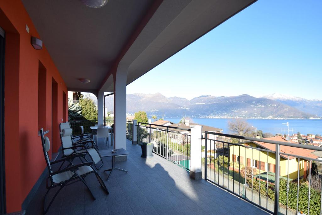 a balcony with a view of the water at CASA ELENA 2 in Germignaga