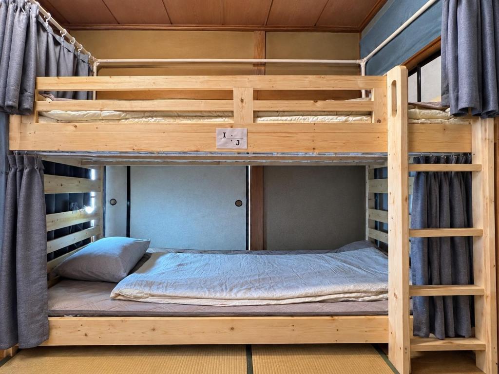 木の家ゲストハウス郡山本館 - Eenpersoonsbed In Gemengde Slaapzaal