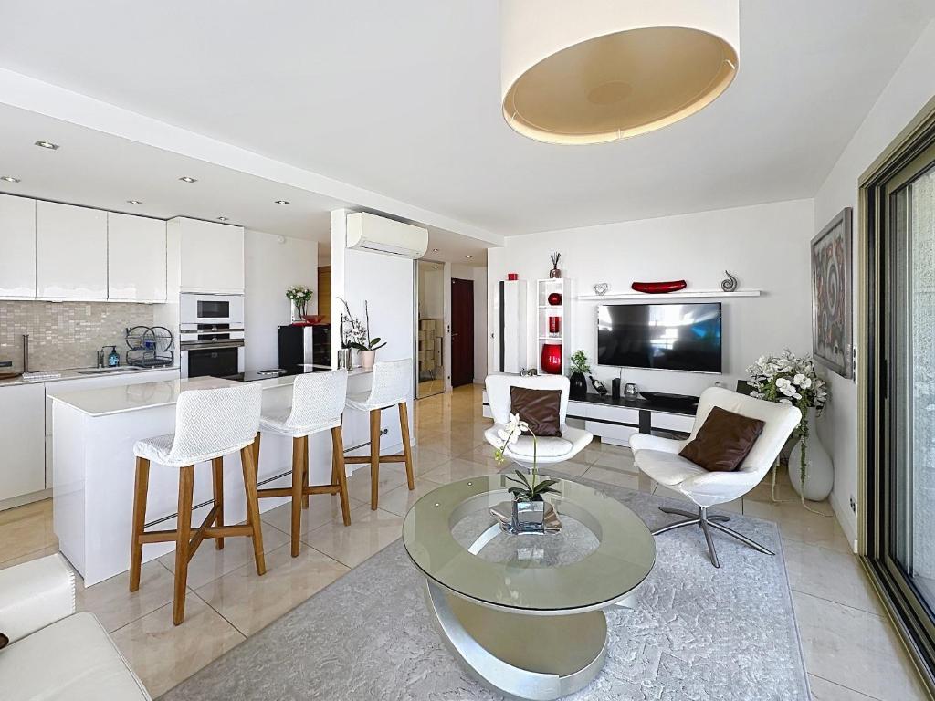 Bright 2-Bedroom apartment with terrace & parking