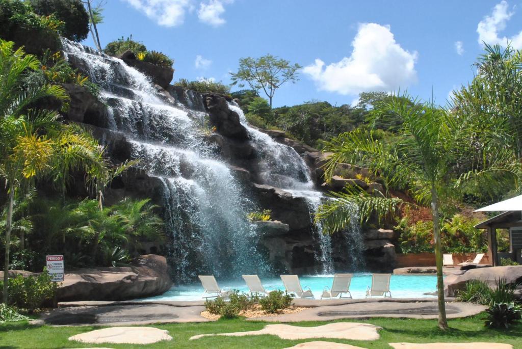 una cascata in una piscina in un resort di Hotel Fazenda Vista Alegre a São Lourenço