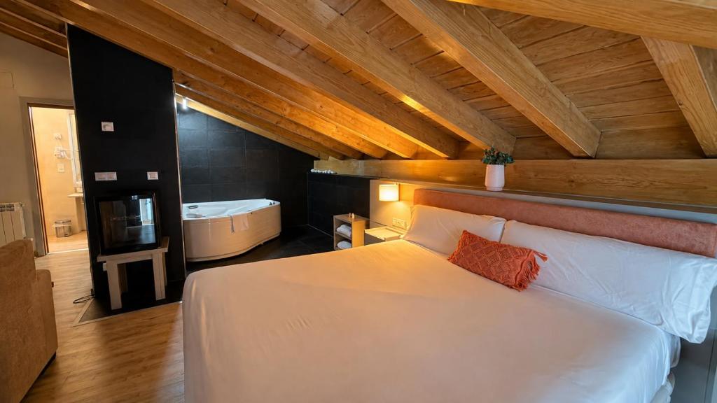 Hotel Nagusi - Jacuzzi privado en la habitación en Murguía