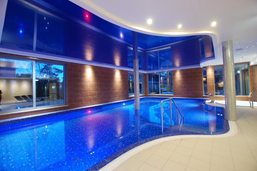 尼可薩茲的住宿－普切茲Spa酒店，一座房子内的游泳池