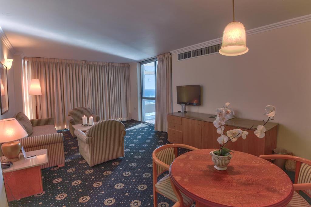 THE SEASONS HOTELS
