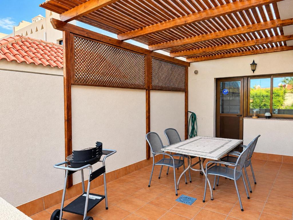Bright House, Pool & Workspace near Medano Beach