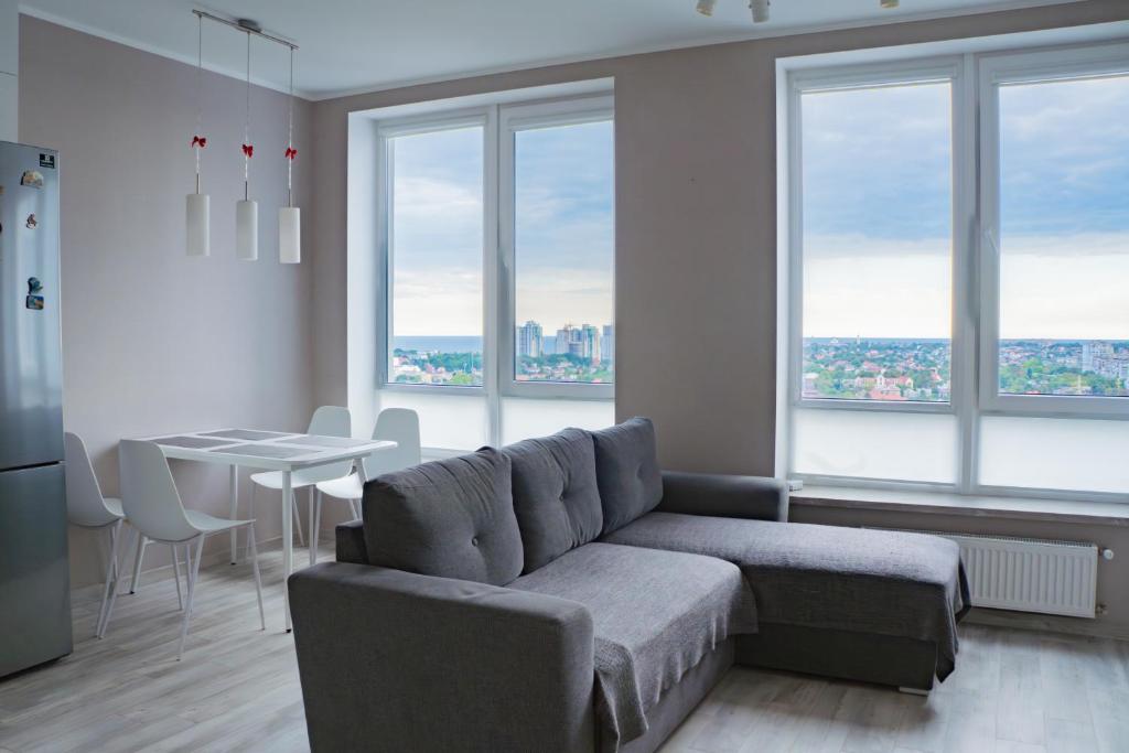 Sea horizon from the window! All amenities! головне фото