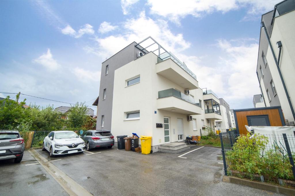 Eastway Residence Zagreb - 2BR, Terrace & Parking